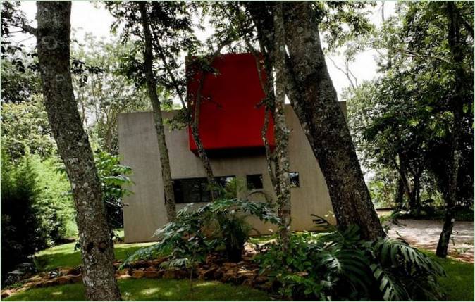 Rød konsoll på siden av Hovedfasaden Til Casa Da Caixa Vermelha