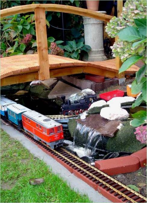 Opprette en kunstig dam med en dekorativ jernbane
