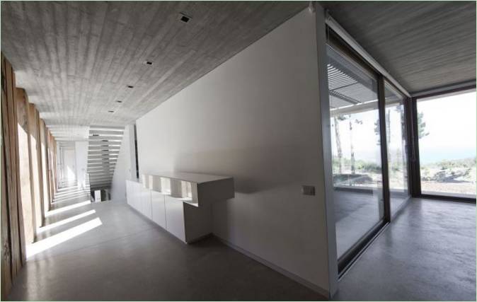 Interiør i det eksklusive Aguas Claras-Huset Av Ramon Coz + Benjamin Ortiz med havutsikt