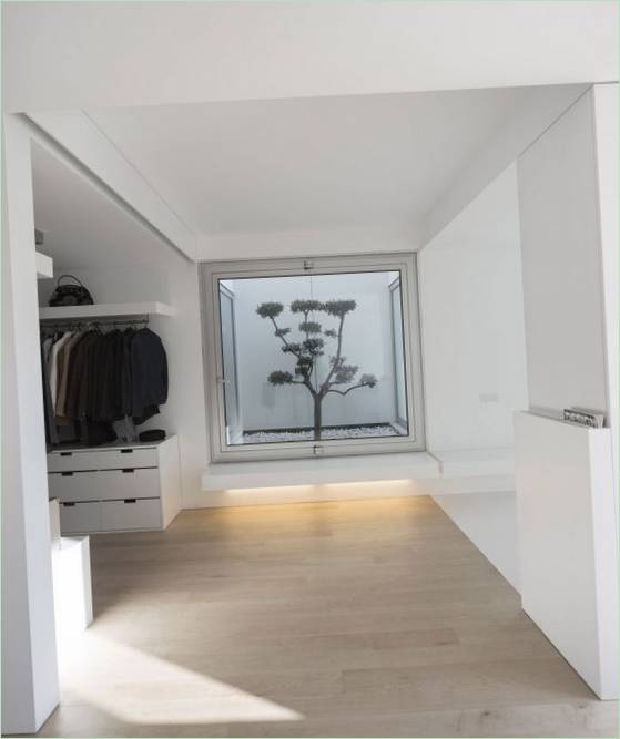 Interiøret i en moderne hytte med minimalistisk design i hvite toner fra studioet Humberto Conde, Parede district, Cascais, Portugal
