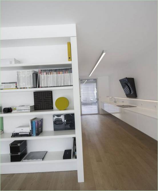 Interiøret i en moderne hytte med minimalistisk design i hvite toner fra studioet Humberto Conde, Parede district, Cascais, Portugal