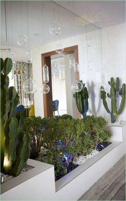 Villa designet Av Nikki B Signature Interiors-eksotiske planter i stuen interiør