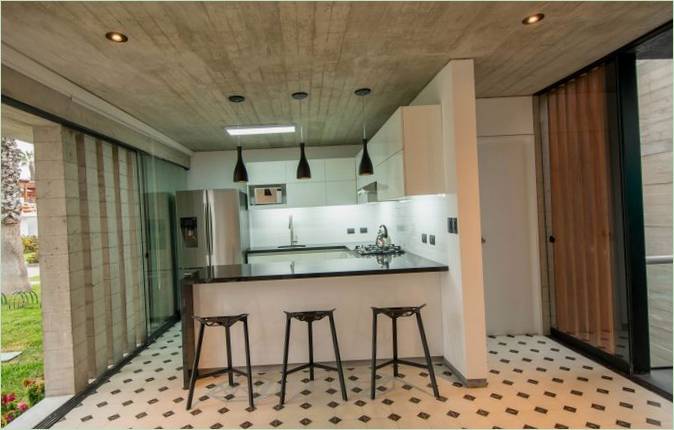 Moderne interiørdesign av kjøkkenet med et barområde