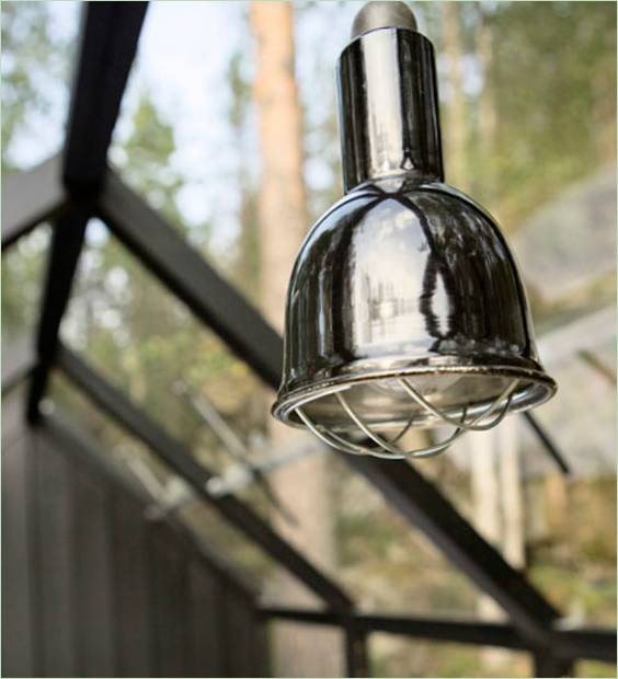 Lysekrone-lanterne i det indre av et glass hagehus