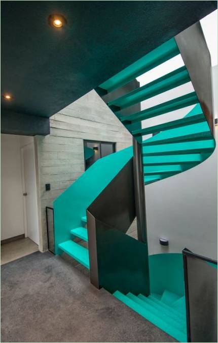 Lys trapp til andre etasje I Huset
