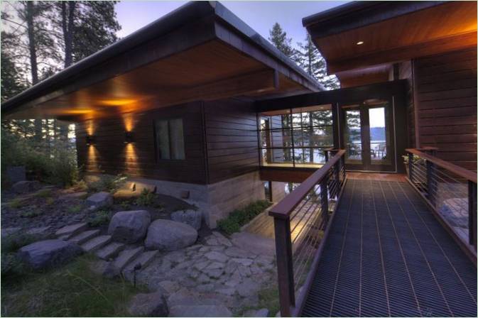 En moderne hytte Med en interessant interiørdesign Coeur D ' Alene ved bredden av en innsjø i nord-Idaho