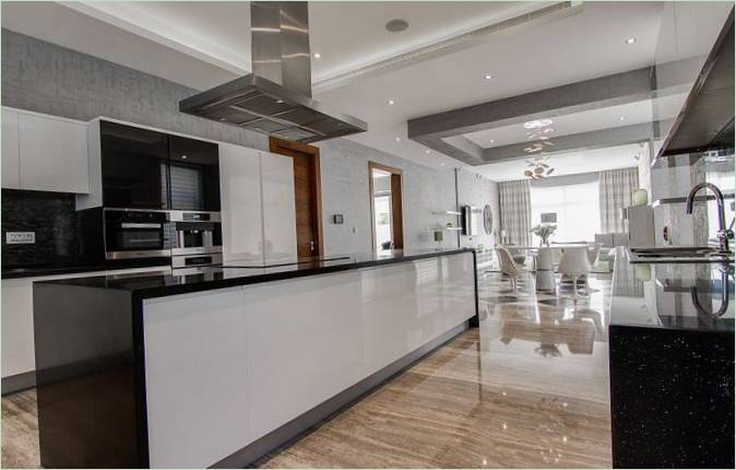 Nikki B Signature Interiors Villa I Dubai-moderne kjøkken i svart og hvitt