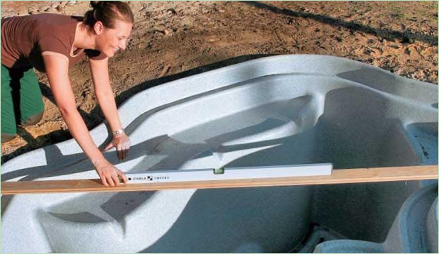 Installasjon av en plasttank for en dam