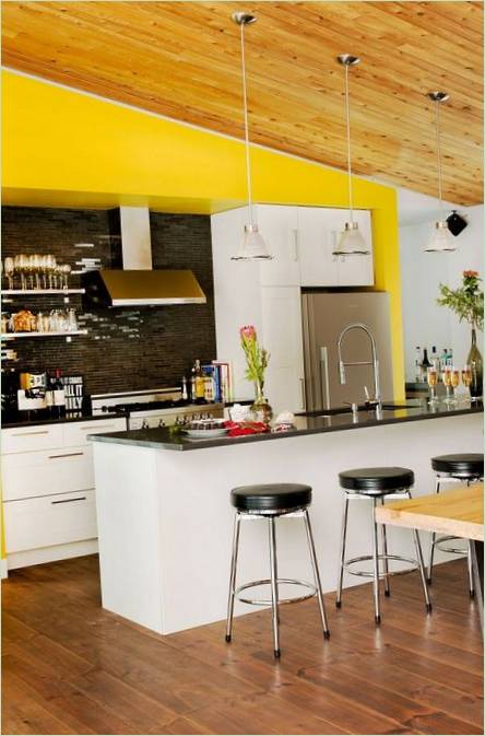 Svart og hvitt kjøkken med gule detaljer