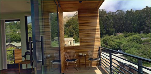 Bambus balkong i et hus med flombeskyttelse