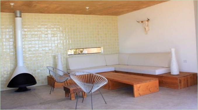Interiørdesign av en stue med peis hjemme I Mexico