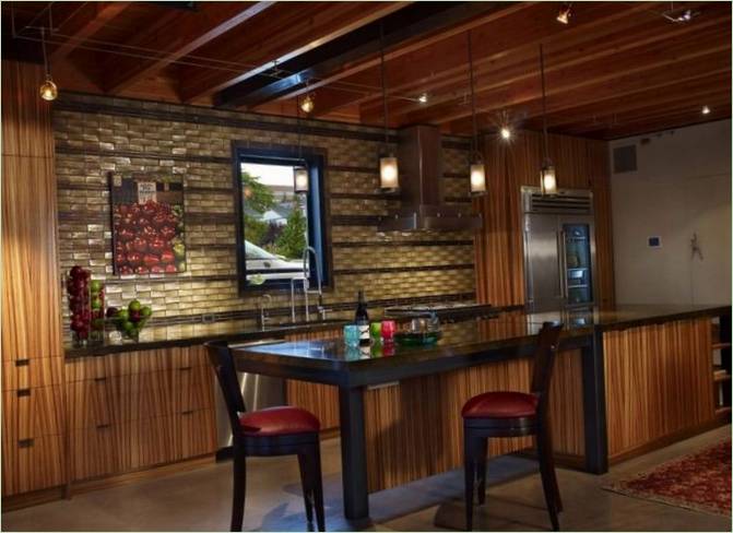 Kjøkken med spisebord Av Designs Northwest Architects