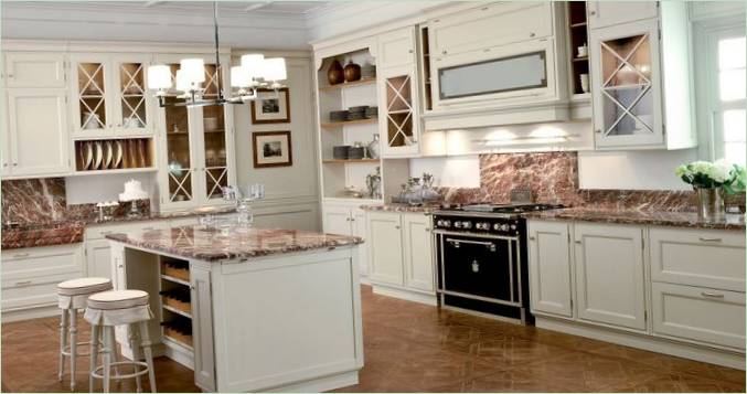 Kjøkken interiør med marmor forkle