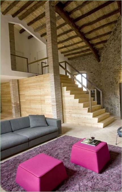 Et hus med en vinkjeller designet av studio Minim