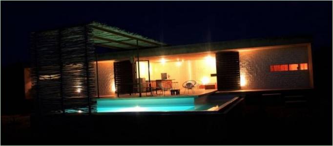 Nattbelysning av terrassen og bassenget til huset I Mexico