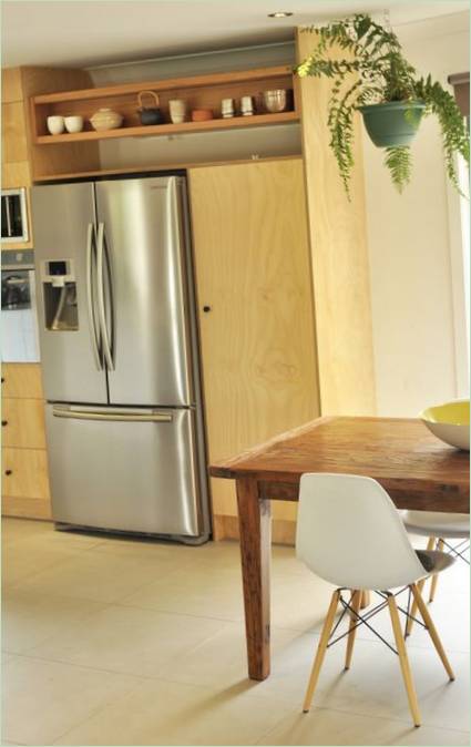 Interiørdesign av et moderne landsted: tremøbler på kjøkkenet