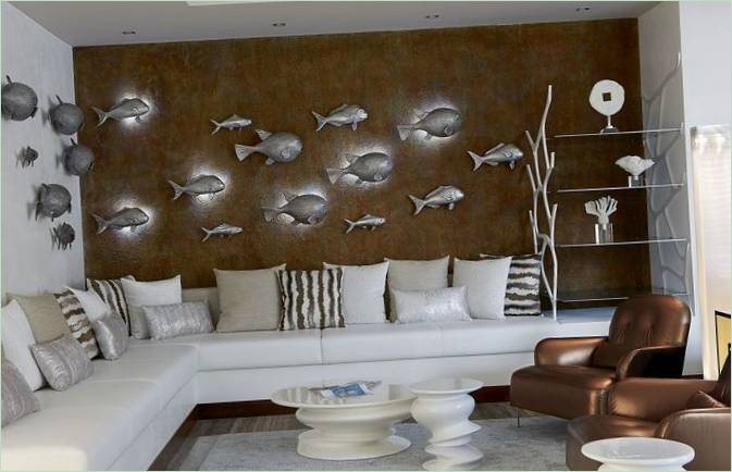 Installasjon med tredimensjonale fisk figurer i stuen av villaen