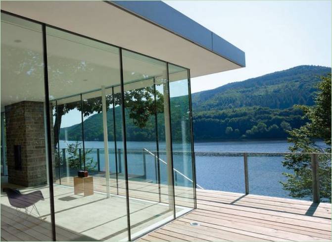 Interiøret i et koselig lyst hus Innsjøhus ved innsjøen, Kreutzau, Tyskland