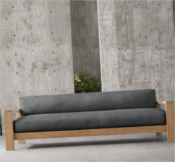 Moderne utemøbler: sofa med teakdetaljer
