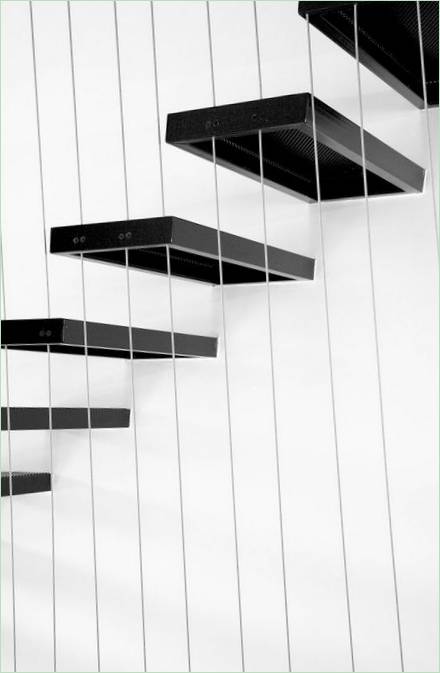 Moderne trapp på stålkabler