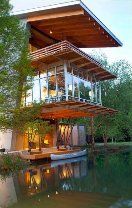 American house: en hytte med en dam I Louisiana