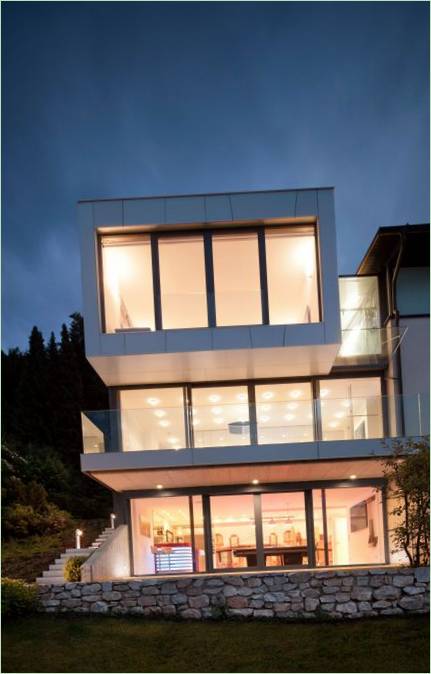 Snøhvit bolig av Spado Architects ved innsjøen, Carinthia, Østerrike