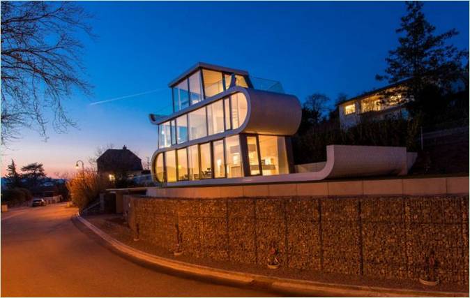 Hvitt uvanlig husprosjekt I Sveits: om natten