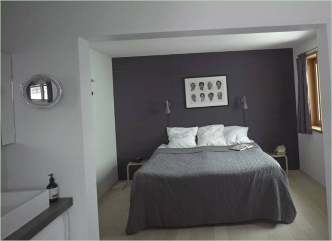 Et av soverommene På Br Whatsappcke 49 Hotel er en klassisk kombinasjon av grått og hvitt