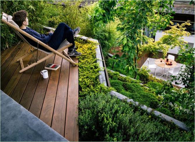 Vakker hage hjemme: du kan slappe av både nede og oppe