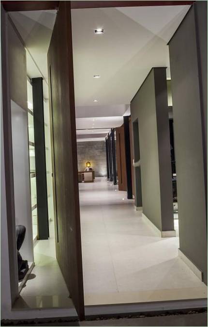 Lang hvit korridor med bakgrunnsbelysning