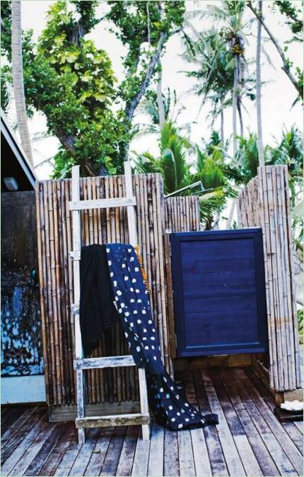 Bambus dusj med blå dør