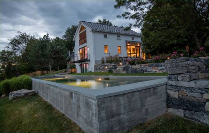 Guest house design I Vermont, USA: murverk og blomsterbed