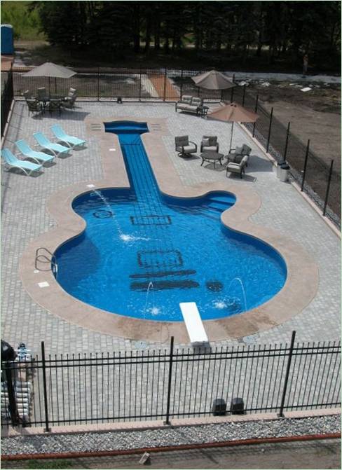 Generell utsikt over bassenget i form av en gitar
