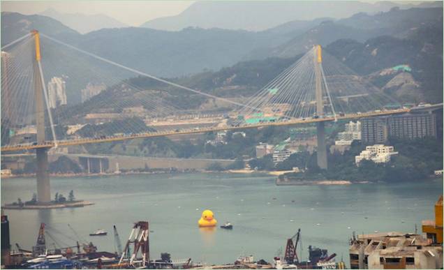 En stor oppblåsbar duckling av lyse gule farger i havnen I Hong Kong