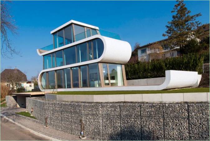 Hvitt uvanlig husprosjekt I Sveits: båndformet design