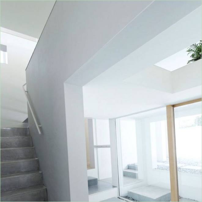 Hvitt interiør I Shimoda-Chou-huset