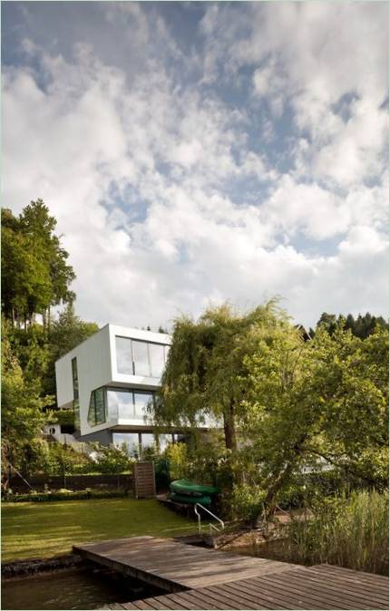 Snøhvit bolig av Spado Architects ved innsjøen, Carinthia, Østerrike