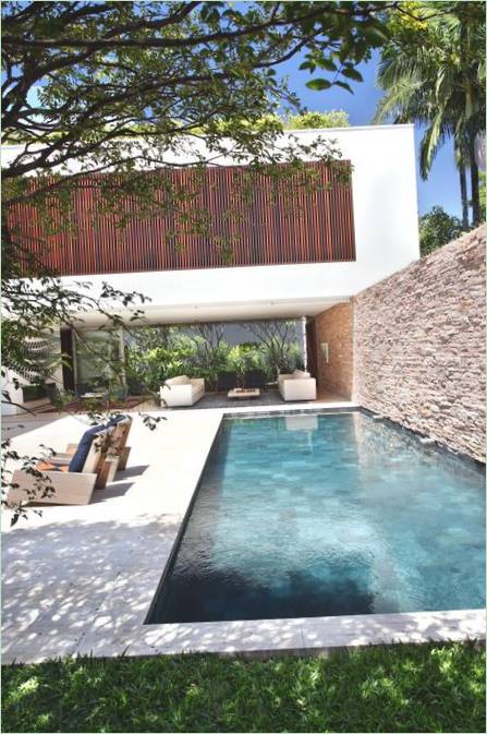 Svømmebasseng i et moderne hus med hage I Brasil