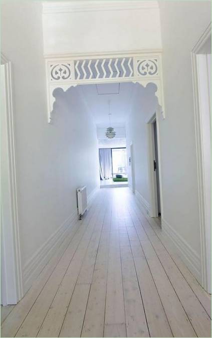 Korridoren av huset I Melbourne-hvit farge gir denne plassen letthet