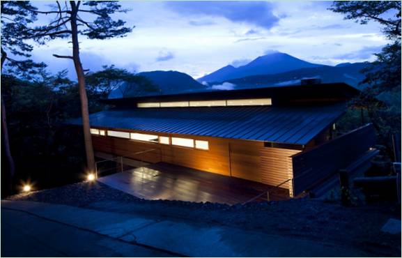 Kveldsbelysning av fasaden I Asamayama