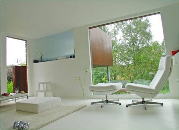 Vakker interiørdesign av stuen i minimalistisk stil I Norge