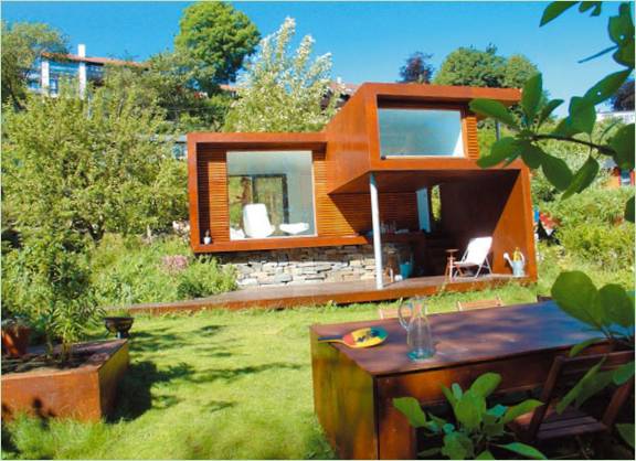 Gårdsplassen til et hus i minimalistisk stil I Norge