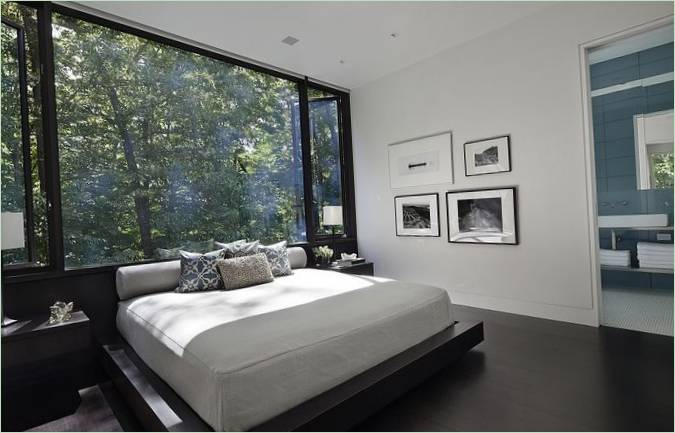 Moderne soverom interiør med panoramavindu