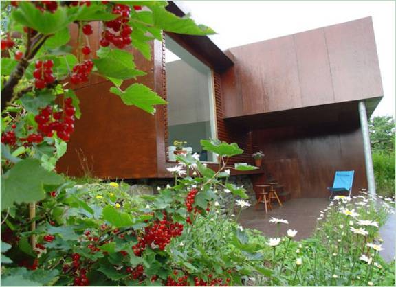 Vakkert eksteriør av et minimalistisk stilhus I Norge