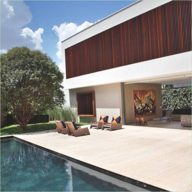 Terrasse med basseng av et moderne hus I Brasil