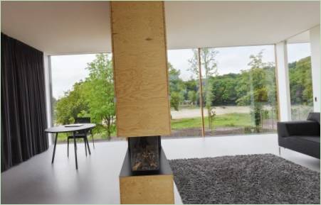 Kryssfiner i det indre av huset: en kombinasjon av kryssfiner med et naturlig landskap