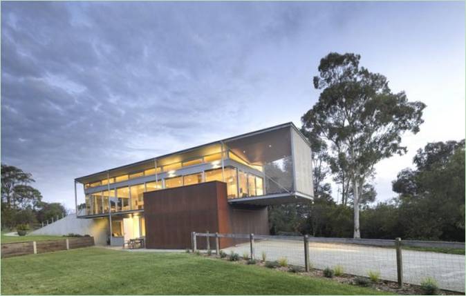 Et uvanlig hus med en bred terrasse I Australia