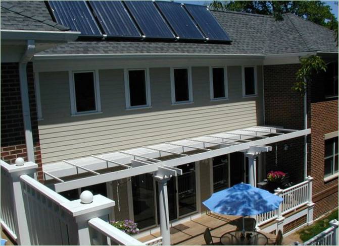 Solcellepaneler på taket av huset