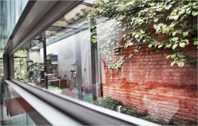 er et langt vindu i drivhushuset PEBO I Belgia
