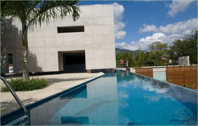 Panoramisk svømmebasseng av et privat hus I Rio